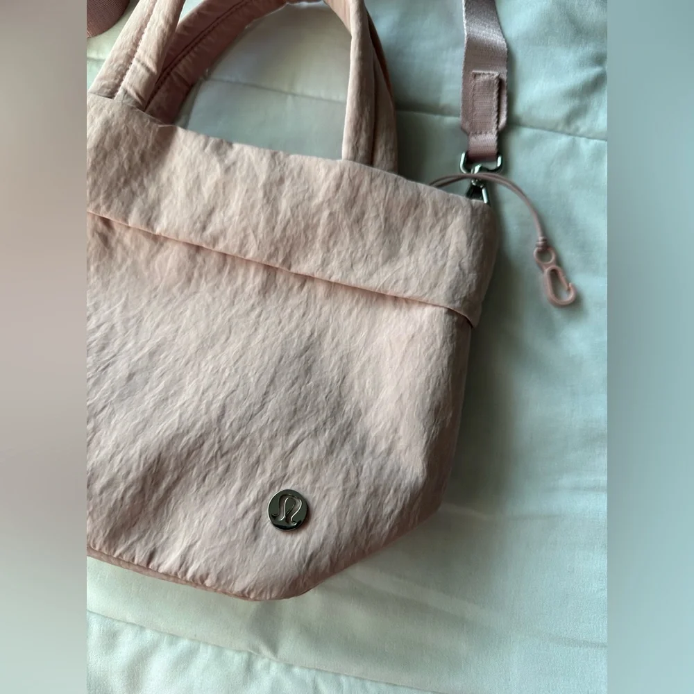 LULULEMON PINK HAZE ON MY LEVEL SMALL TOTE BAG 5L - Picture 3 of 6